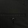 Detalj elegantnih muških pantalona sa teksturom, regular fit kroja. Crne pantalone sa džepom i dugmetom.