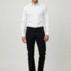 Crne pantalone sa širokom nogavicom na modelu