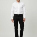 Crne pantalone sa širokom nogavicom na modelu