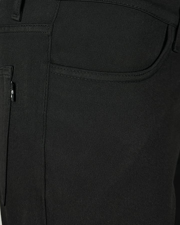 Deblje pantalone-široka nogavica Crne pantalone sa širokom nogavicom na modelu, slika prednjeg džepa