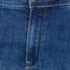 Detaljan prikaz produženih muških slim fit farmerica od premium pamuka, sa šavovima i dugmetom.
