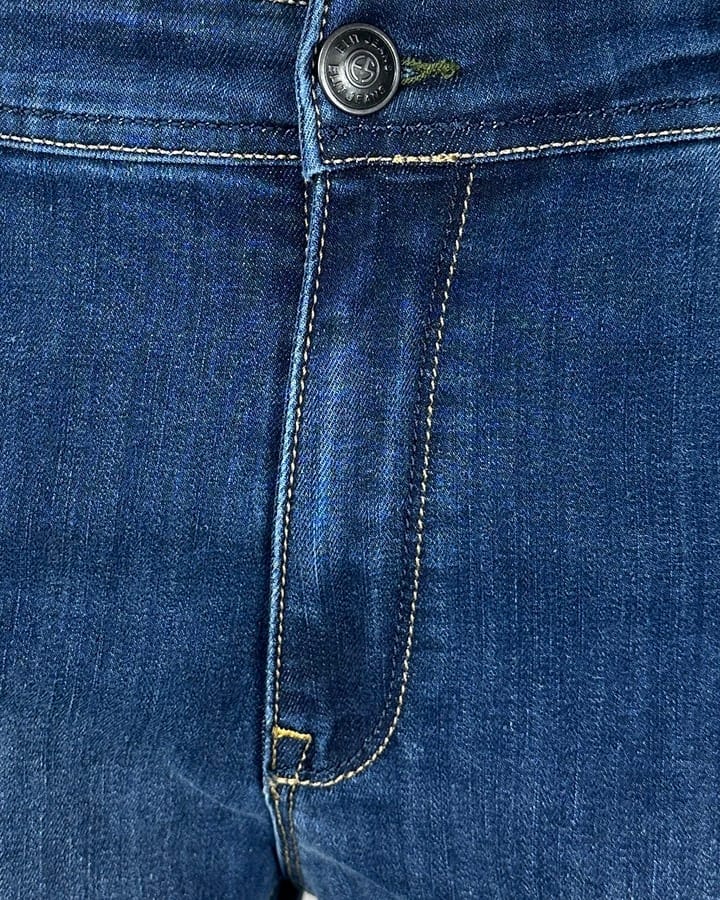 Detaljan prikaz produženih muških slim fit farmerica od premium pamuka, sa šavovima i dugmetom.