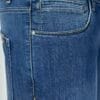Detaljni prikaz džepa produženih muških slim fit farmerica od premium pamuka, plavi teksas.