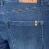 Detaljan prikaz zadnjeg dela produženih muških slim fit farmerica od premium pamuka.