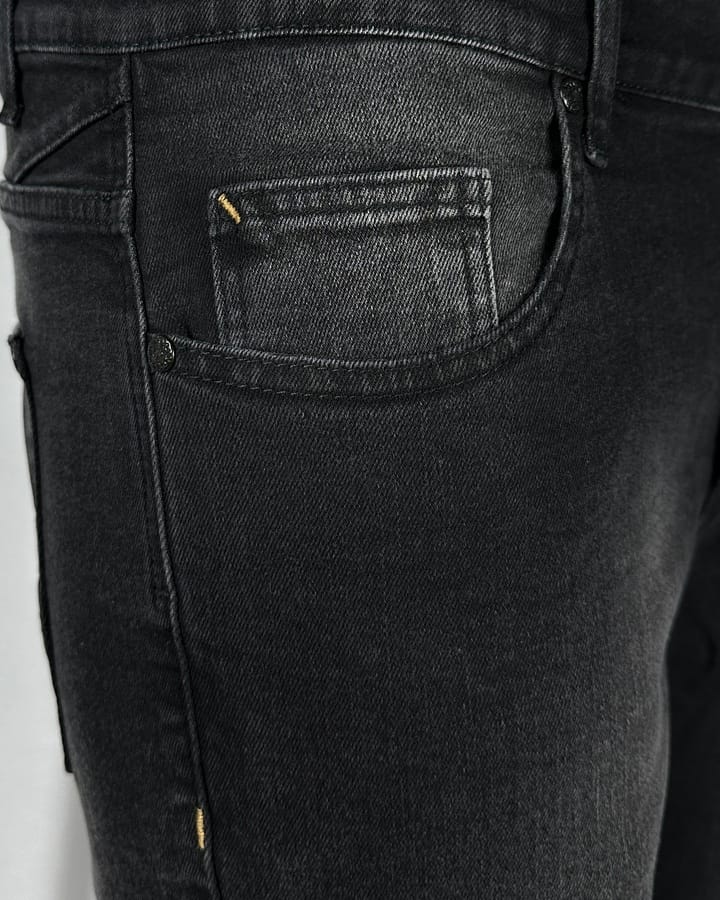 Muške crne farmerke Muške crne farmerice slika prednjeg dela u krupnom planu