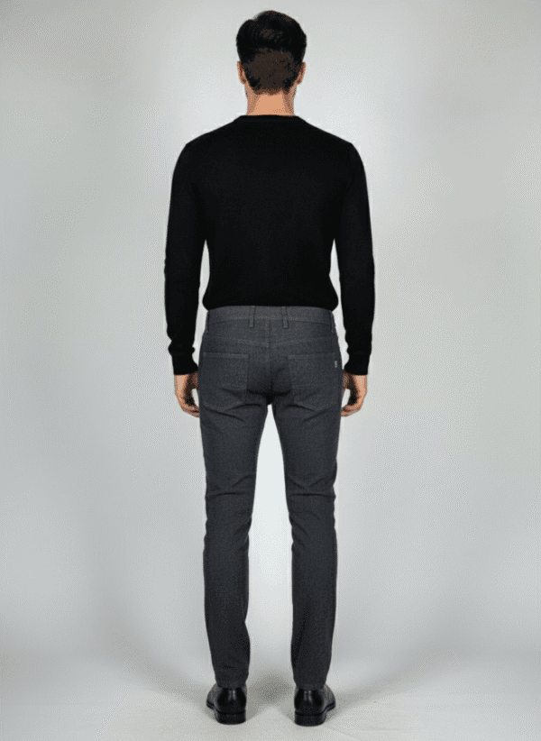 Muške termo pantalone za zimu, slika modela sa zadnje strane