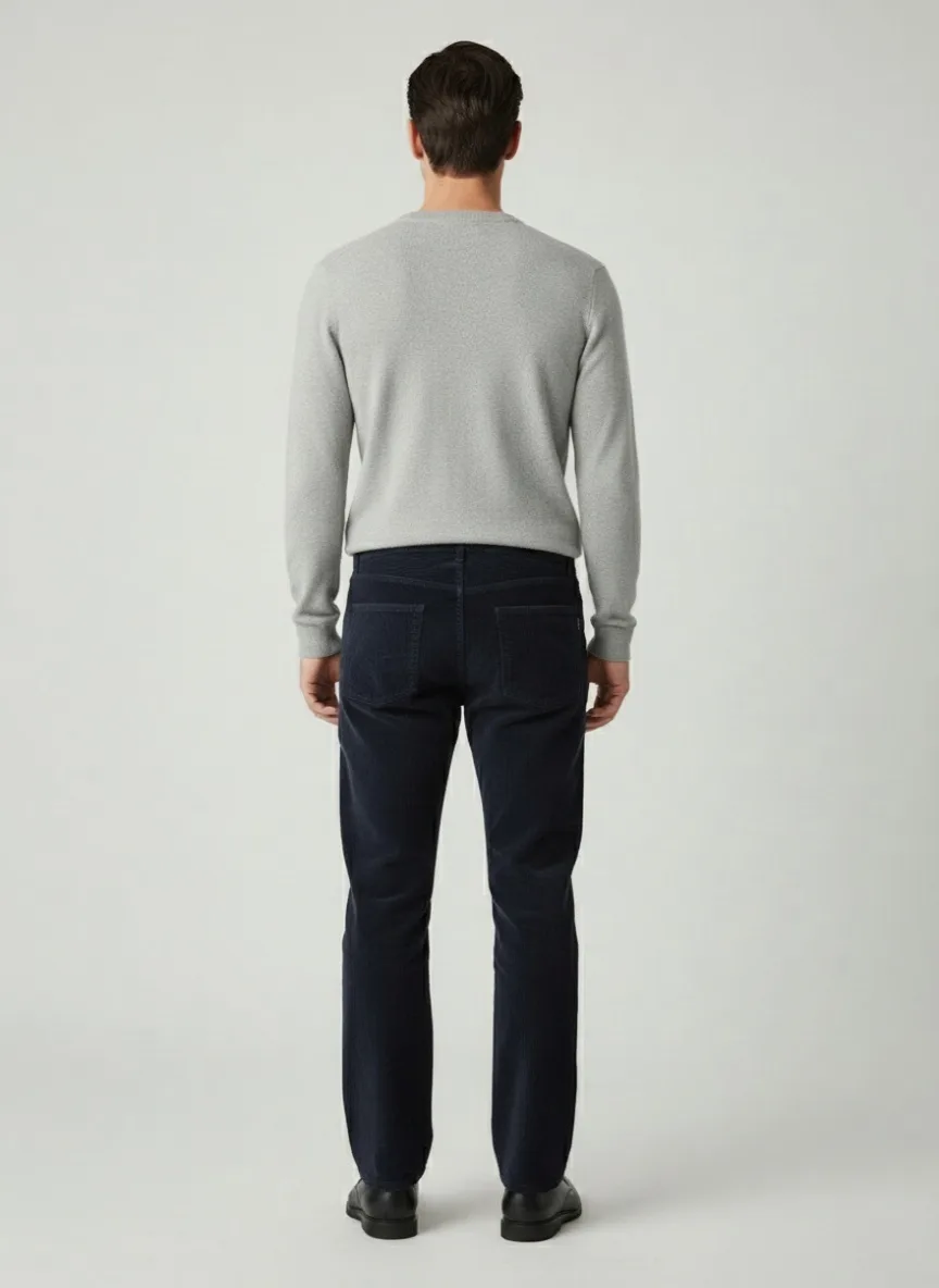 Muške pantalone od somota Muške pantalone od somota, slika od pozadi