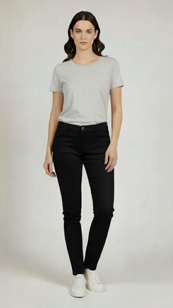 Ženske crne pantalone, uskog kroja. Moderne farmerke za žene. Ženske crne pantalone, uskog kroja. Moderne farmerke za žene.