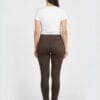 188 30 1 Braon ženske pantalone od kepera, slika od pozadi