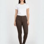 Braon ženske pantalone od kepera, slika na modelu