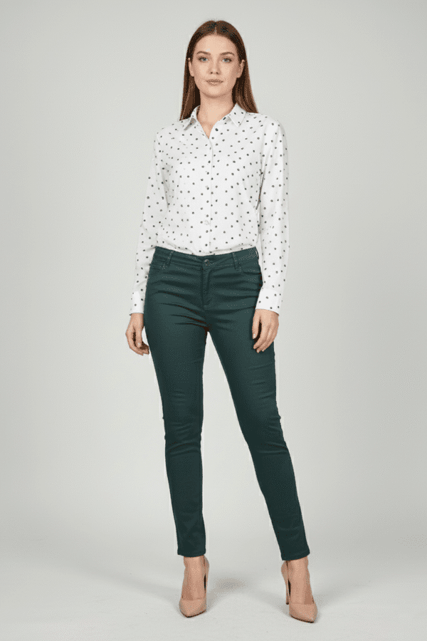 Ženske maslinasto zelene pantalone od kepera na manakenki