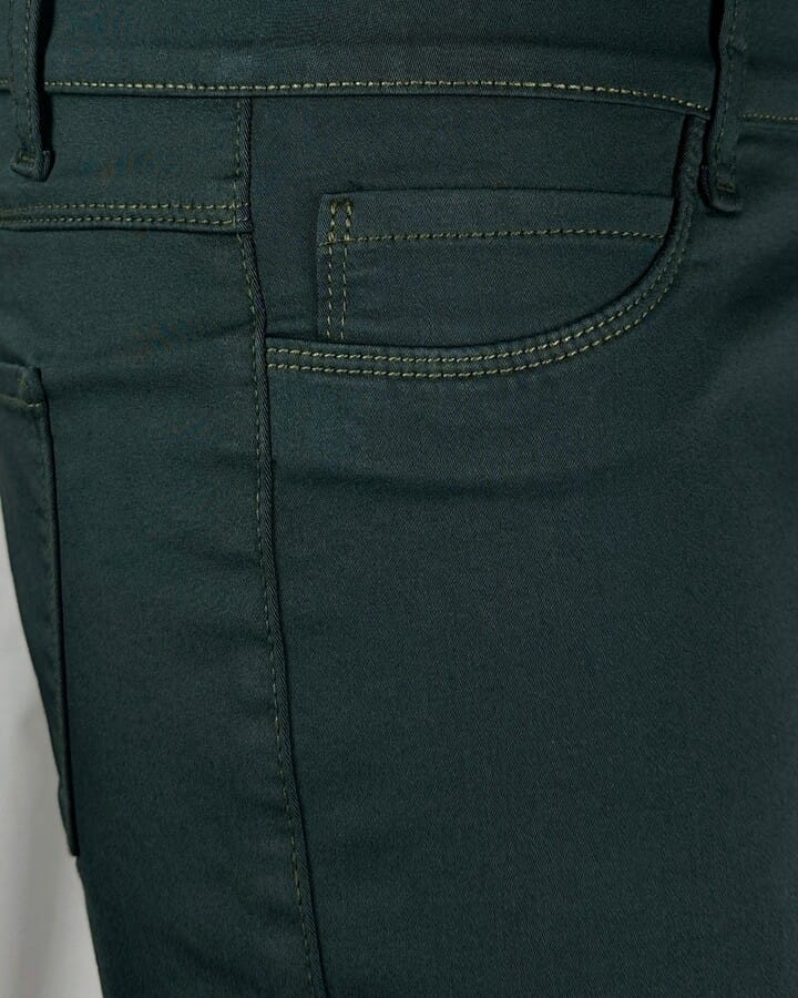 Ženske maslinasto zelene pantalone Ženske maslinasto zelene pantalone, slika prednjeg džepa