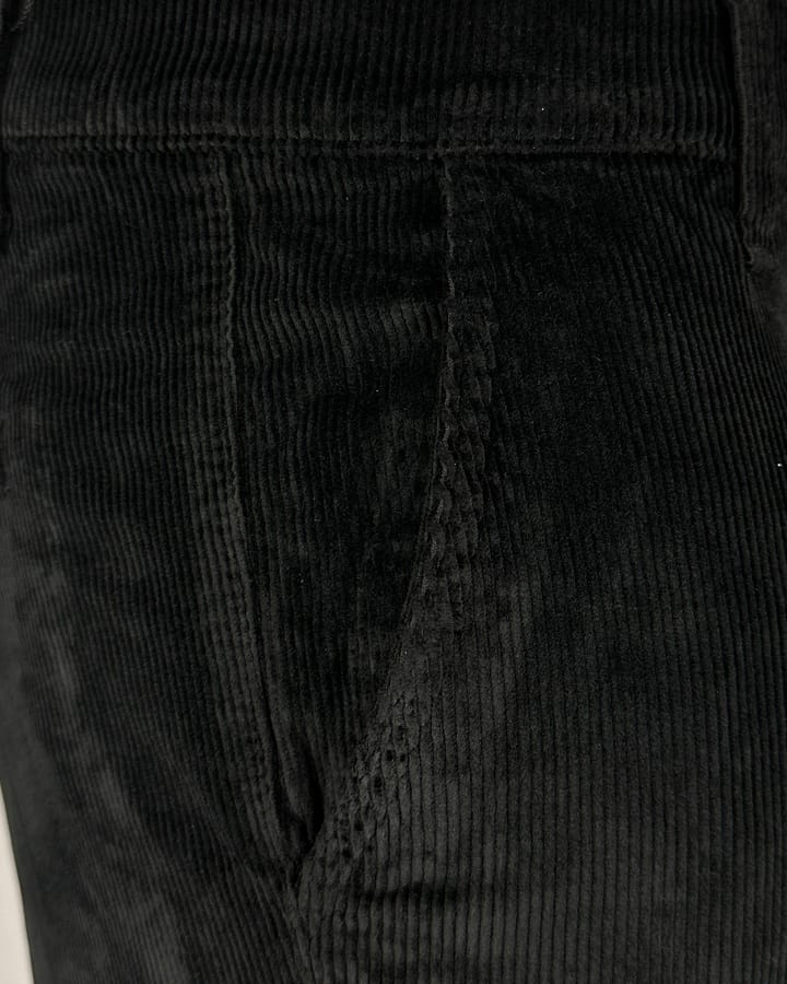 Elegantne muške crne pantalone od somota Muške crne pantalone od somota kosi džep, slika prednjeg džepa