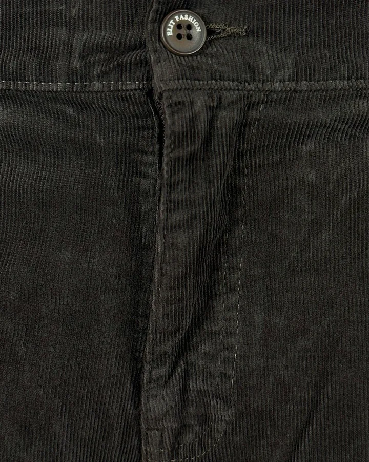 Elegantna braon muška pantalona od somota, slika na manakenu Elegantna muška pantalona od somota, slika prednjeg dela