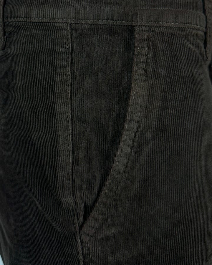 Elegantna braon muška pantalona od somota, slika na manakenu Elegantna muška pantalona od somota, slika prednjeg džepa