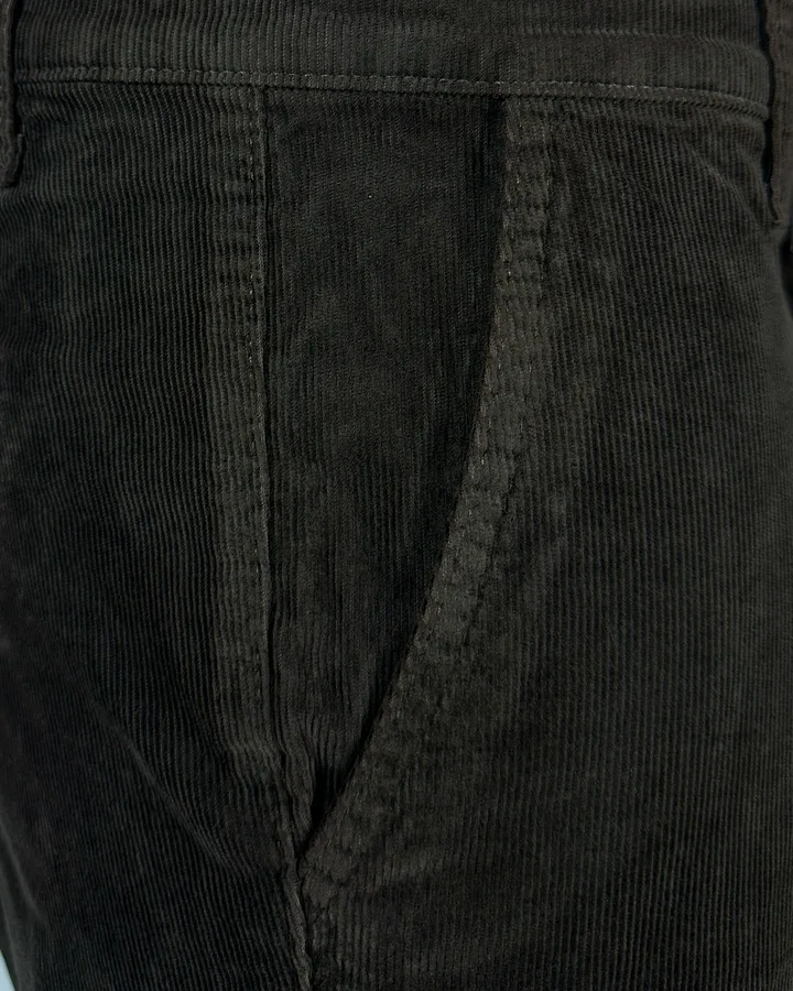 Elegantna braon muška pantalona od somota, slika na manakenu Elegantna muška pantalona od somota, slika prednjeg džepa