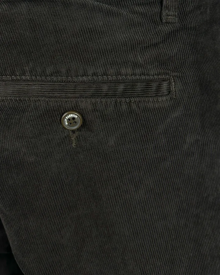 Elegantna braon muška pantalona od somota, slika na manakenu Elegantna muška pantalona od somota, slika zadnjeg dzepa