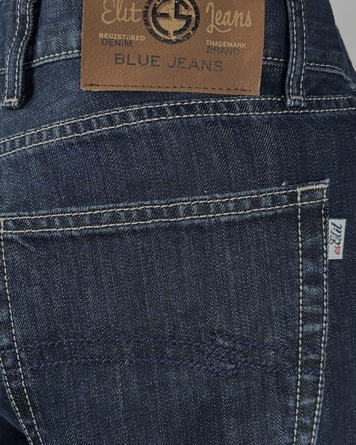 Detaljan prikaz regular fit farmerica za visoke, produžena nogavica, tamni teksas sa belim štepovima. Detaljan prikaz regular fit farmerica za visoke, produžena nogavica, tamni teksas sa belim štepovima.