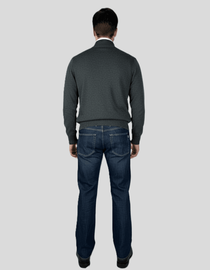 Zadnja strana: Regular fit farmerice za visoke, produžena nogavica, tamni teksas. Muška moda. Zadnja strana: Regular fit farmerice za visoke, produžena nogavica, tamni teksas. Muška moda.