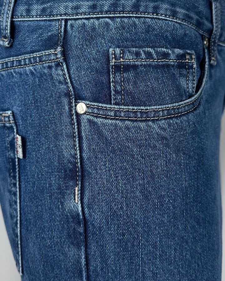 Muške farkerke klasik bez elastina Muške farmerke klasik slika prednjeg džepa