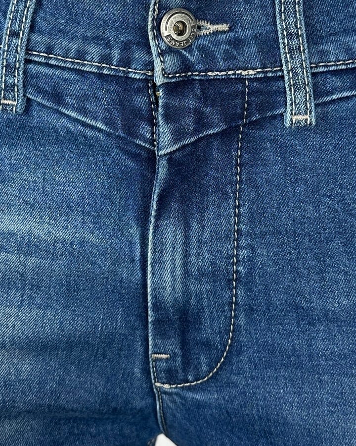 Detaljan prikaz elegantnih muških termo pantalona za zimu, plavi somot, idealne za muškarce.