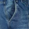Detaljan prikaz džepa elegantnih muških termo pantalona za zimu, plavi džins sa belim štepovima. Detaljan prikaz džepa elegantnih muških termo pantalona za zimu, plavi džins sa belim štepovima.