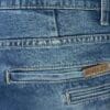 Detalj elegantnih muških termo pantalona za zimu, svetloplavi džins sa štepovima i etiketom. Detalj elegantnih muških termo pantalona za zimu, svetloplavi džins sa štepovima i etiketom.