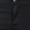 Teget ženske pantalone 7/8 - Detalj sa dugmetom Detaljan prikaz teget ženskih pantalona 7/8, klasičan stil sa diskretnim štepovima i dugmetom.