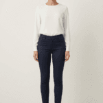 Teget ženske pantalone 7/8, elegantne i moderne. Savršene za svaku priliku!