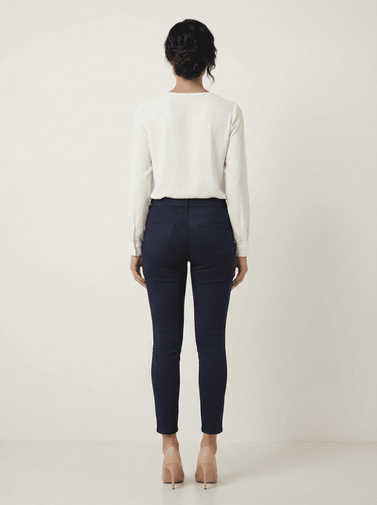 Teget ženske pantalone 7/8 uskog kroja. Elegantne, moderne pantalone za žene.