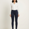 Teget ženske pantalone - model 186-30 Elegantne teget ženske pantalone, slim fit model za stilizovan izgled.