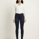 Elegantne teget ženske pantalone, slim fit model za stilizovan izgled.