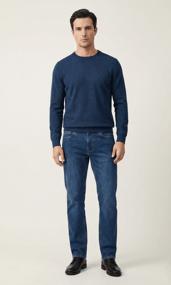 Chino pantalona od teksasa (Kopiraj) - 981-1.png Muškarac u plavoj majici i Chino pantalonama od teksasa (Kopiraj).