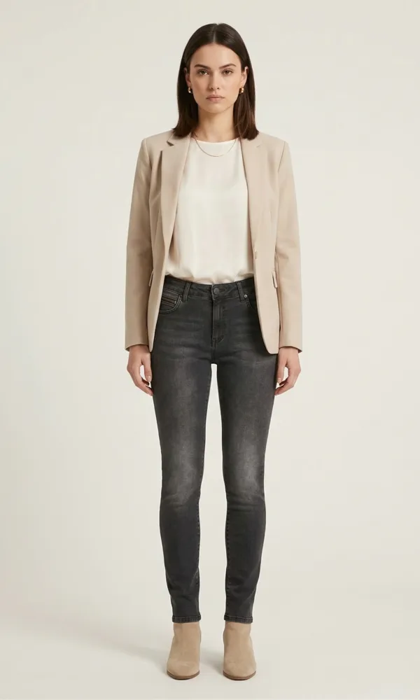 Ženske tamno sive farmerke - moderan kroj Ženske tamno sive farmerke užeg kroja, moderan stil i udobnost.