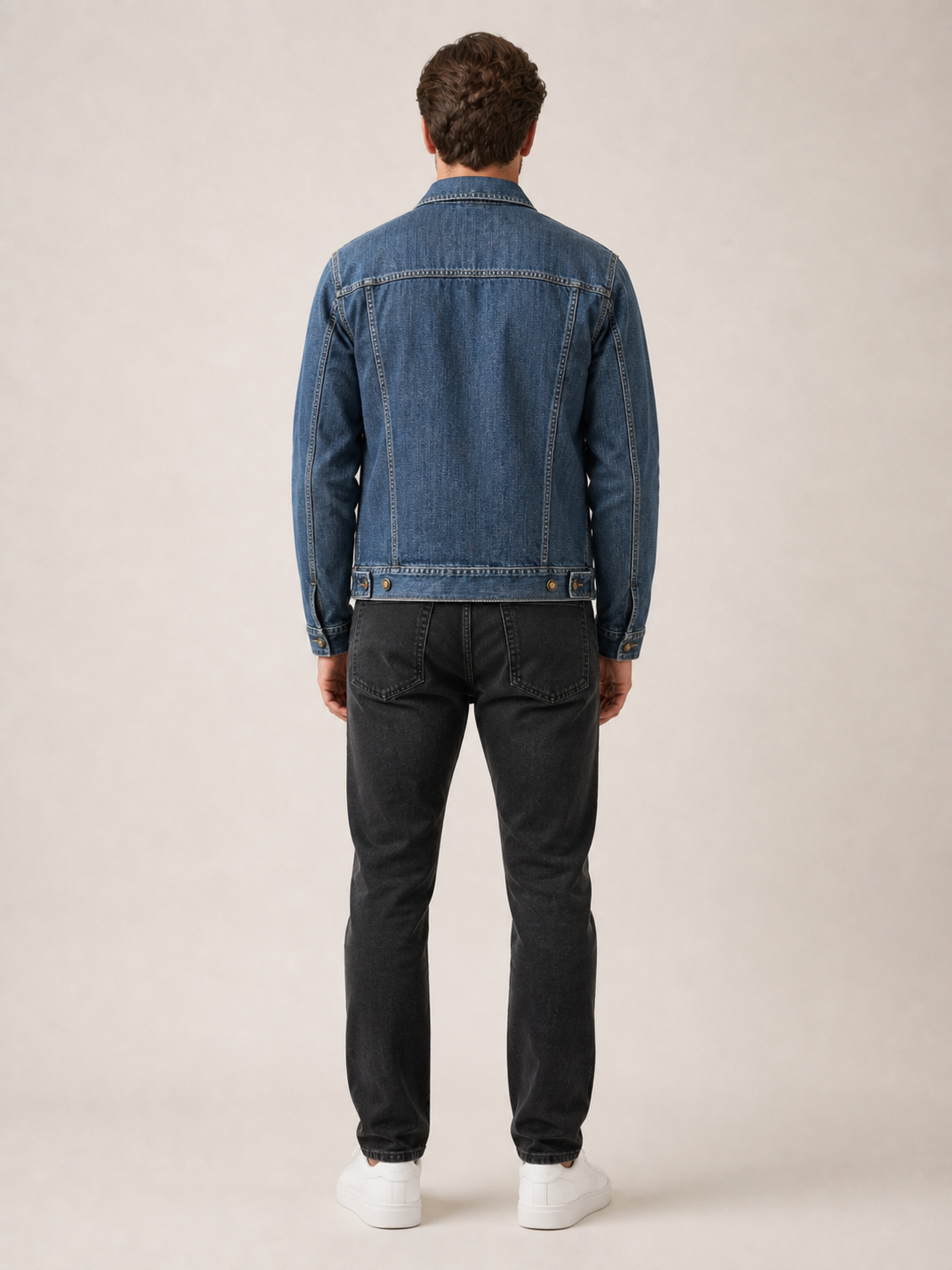 Zadnja strana teksas jakne, klasičan stil. Kvalitetna denim jakna za svakodnevni izgled.