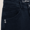 Detaljan prikaz tamne teksas suknje sa metalnim nitnama i Elit Jeans etiketom u predelu struka.